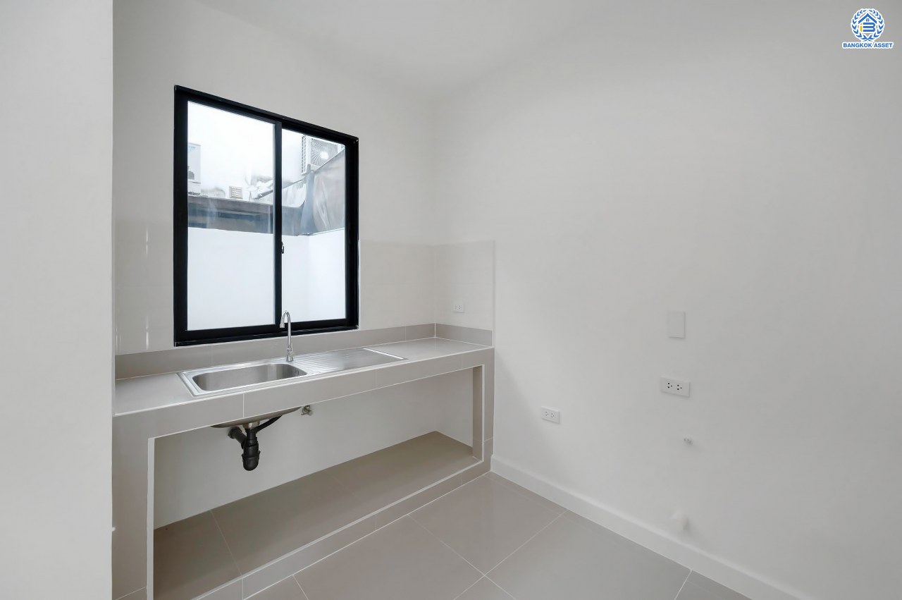 บ้านมือสองตกแต่งใหม่ โครงการ ซิกเนเจอร์ เพชรเกษม69 เนื้อที่ 17.6 ตร.ว. ฟังก์ชัน 3 ห้องนอน 3 ห้องน้ำ จอดรถได้ 1 คัน บ้านสภาพสวย บนทำเลเดินทางสะดวก เชื่อมต่อถนนเพชรเกษม, ถนนกาญจนาภิเษก, ถนนพุทธมณฑลสาย 2 และ 3 ใกล้รถไฟฟ้าสายสีน้ำเงิน "สถานีหลักสอง" ในราคาสุดคุ้ม!...